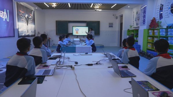 华盛通 菏泽成武：AI课堂进校园 点燃科技强国梦